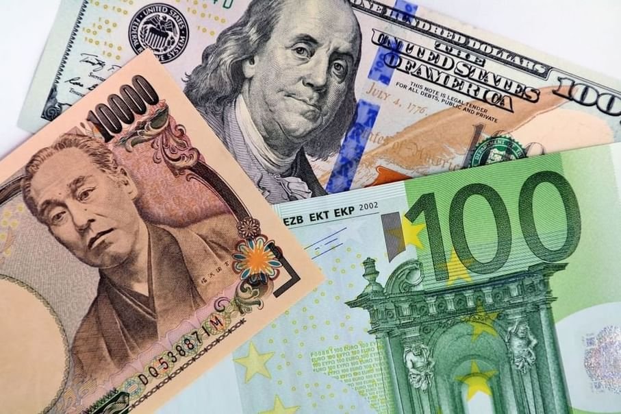 Dollar set for weekly gain, yen hits key 160 level