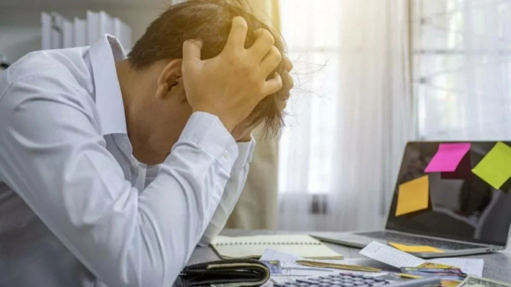 5 habits that could lead to bankruptcy no matter how much you earn
