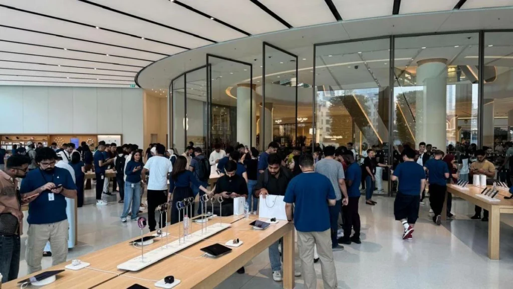 Early Queues at Dubai Mall as iPhone 18 Launches in UAE, First Buyer Gets iPhone 18 Pro Max